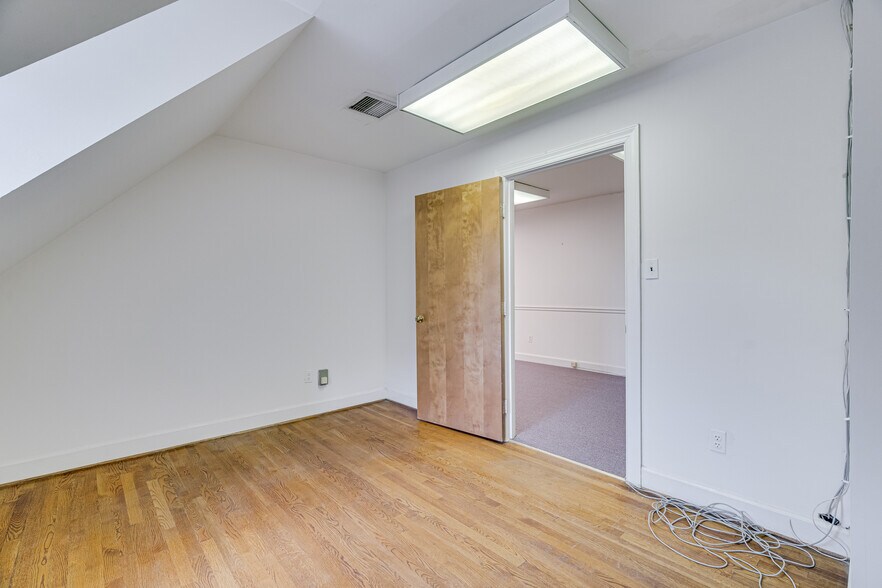 More Photos Of 217-219 N Washington St, Alexandria Office For Sale