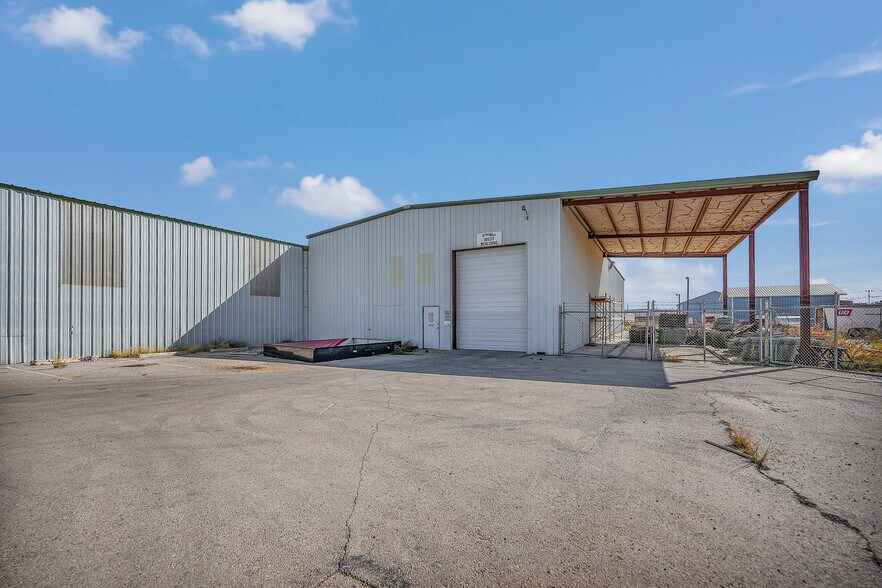 More Photos Of 2110 W 44th St, Odessa Industrial For Sale