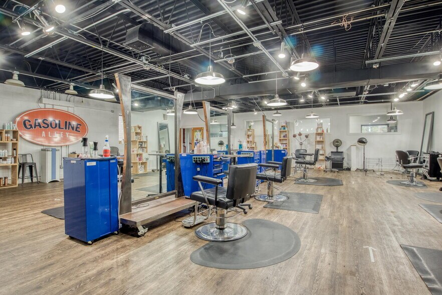 More Photos Of 250 Albany St, Springfield Showroom For Lease