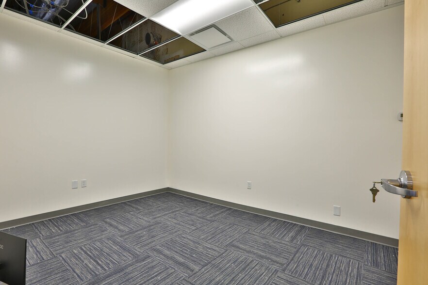More Photos Of 118-122 Charcot Ave, San Jose Flex For Lease
