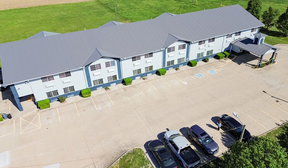 More Photos Of 937 Enterprise Ln, Mount Carmel Hotel For Sale