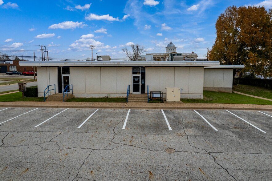 More Photos Of 412 E Lacy St, Palestine General Retail For Sale