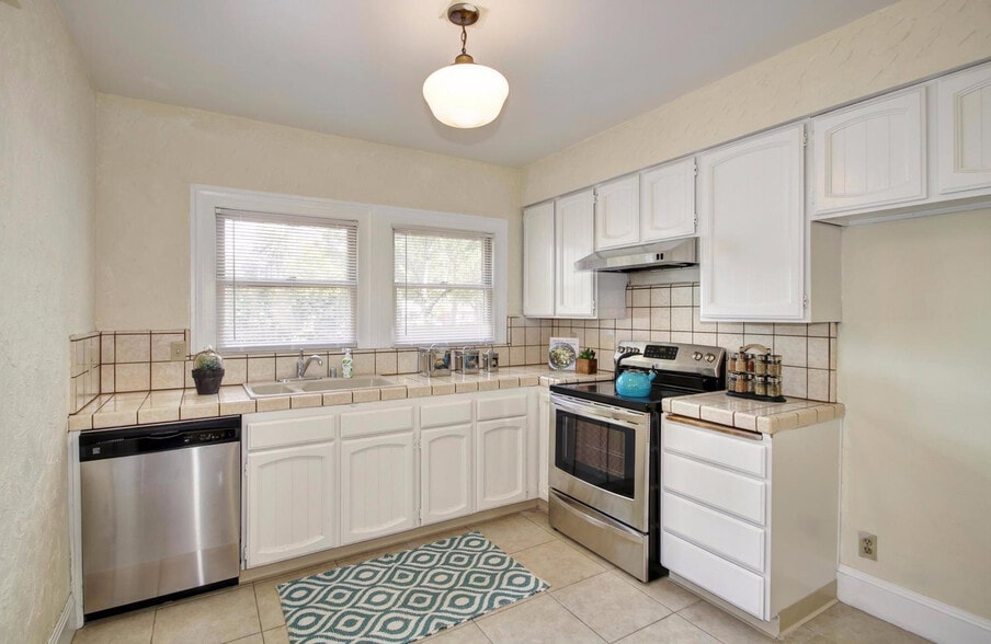 More Photos Of 1901-1903 H St, Sacramento Apartments For Sale