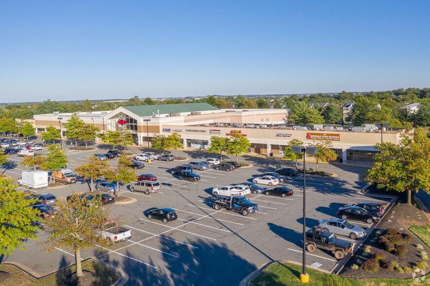 Primary Photo Of 43761-43781 Parkhurst Plz, Ashburn General Retail For Lease