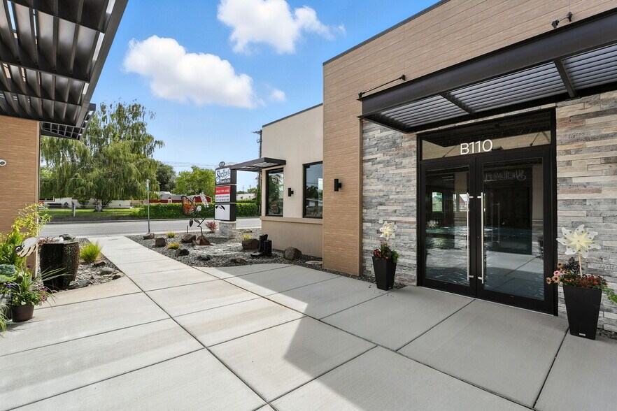 More Photos Of 6018 W Clearwater Ave, Kennewick General Retail For Lease