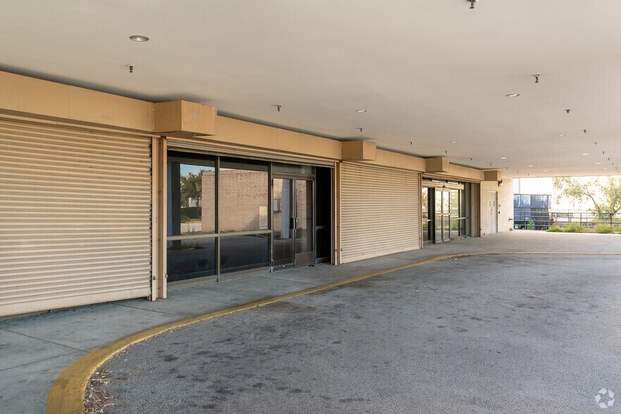 More Photos Of 1700 W International Speedway Blvd, Daytona Beach Department Store For Sale