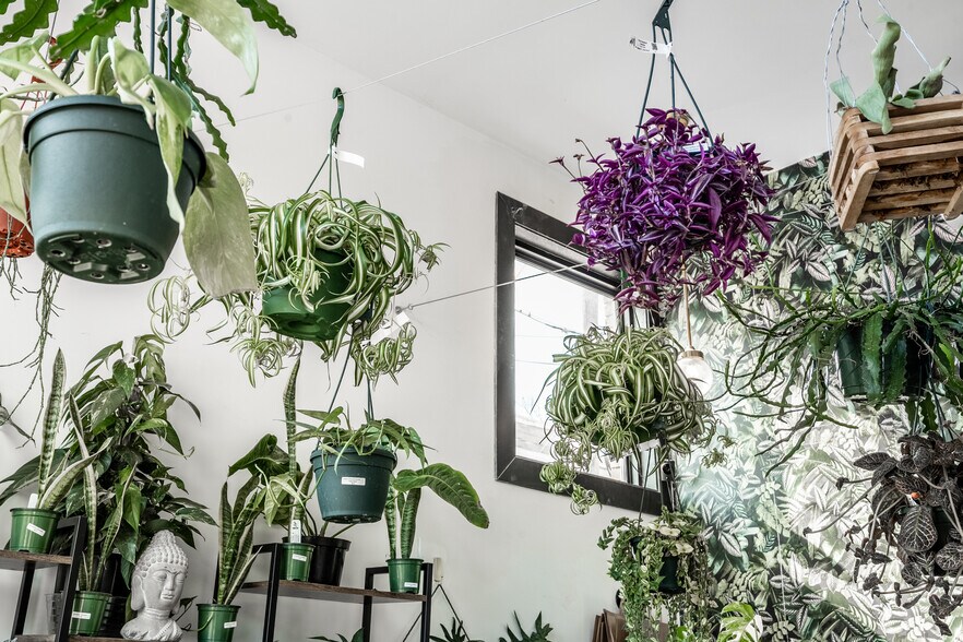 More Photos Of 2614 Shelby St, Indianapolis General Retail For Lease