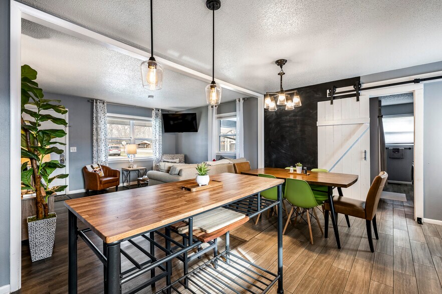 More Photos Of 110 SE 13th St, Bentonville Flex For Sale