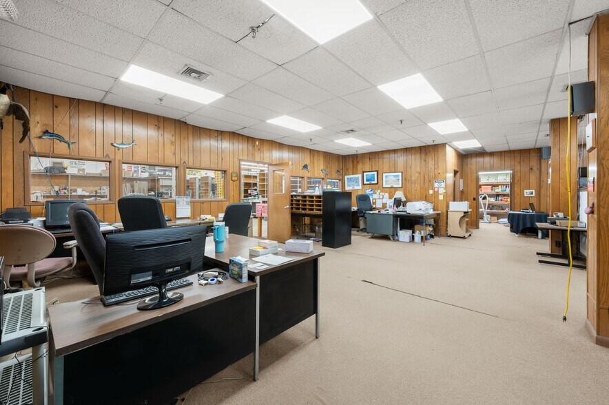 More Photos Of 16 E Industrial Rd, Branford Warehouse For Lease