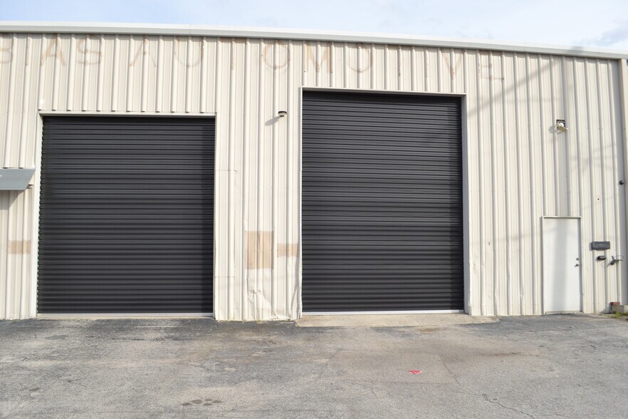 More Photos Of 2121-2123 Edgewood Dr, Lakeland Warehouse For Lease