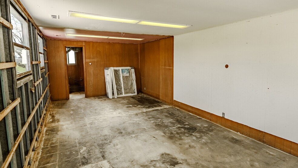 More Photos Of 608 Kenton, Reynolds Industrial For Sale