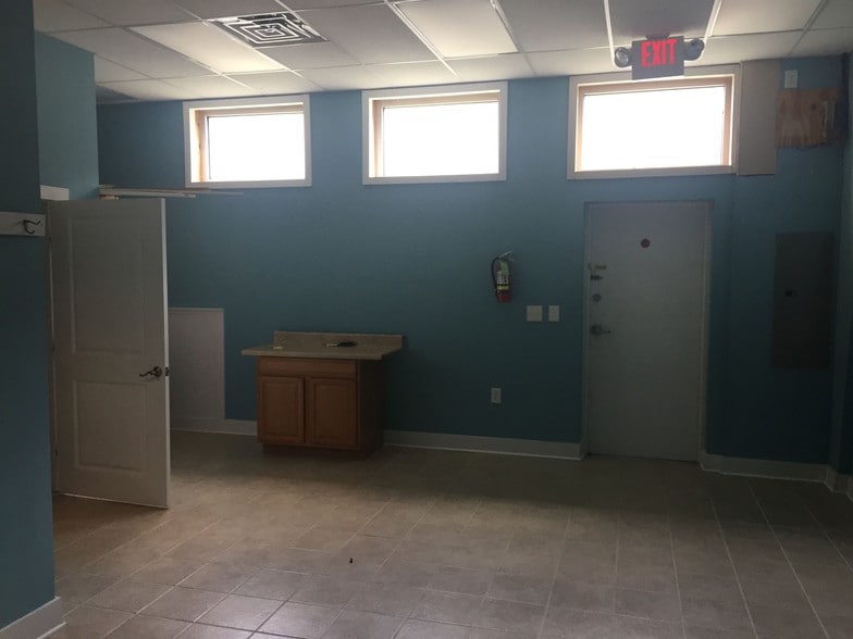 More Photos Of 6626 Gordon Rd, Wilmington Office For Sale