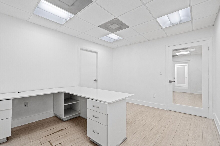 More Photos Of 6330 Manor Ln, South Miami Office For Lease