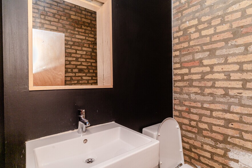 More Photos Of 1658 N Ada St, Chicago Loft Creative Space For Lease