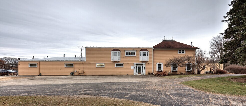 More Photos Of 890 Lake Ave, Woodstock General Retail For Sale