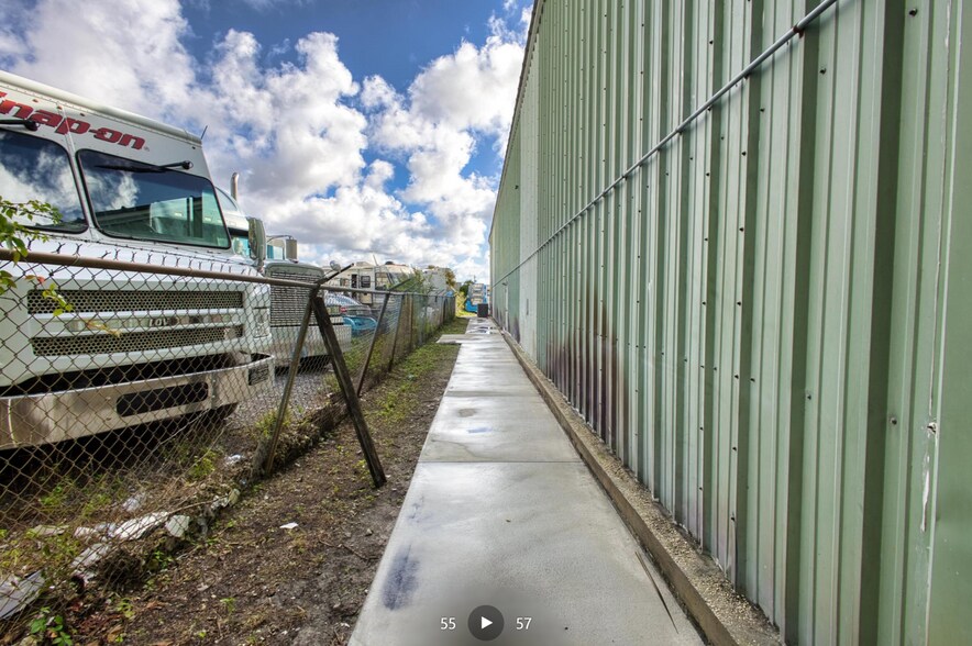 More Photos Of 13050 NW 43rd Ave, Opa Locka Warehouse For Lease