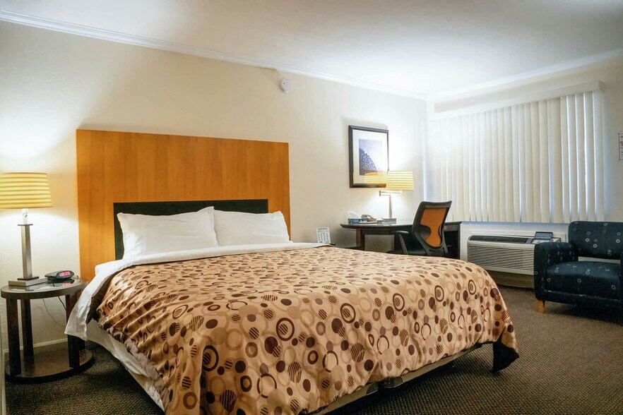 More Photos Of 201 Continental Dr, Junction City Hotel For Sale