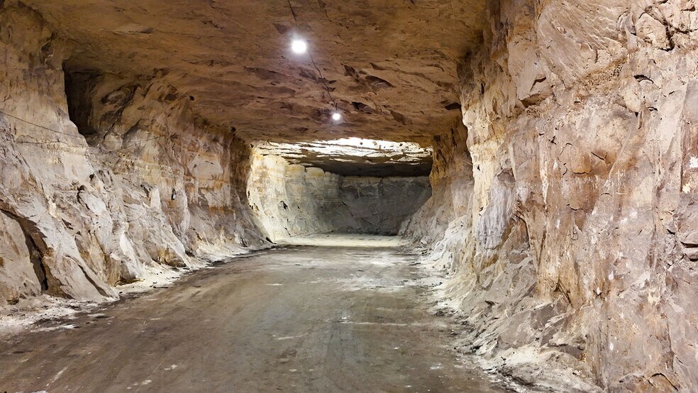 More Photos Of 20 Cave Industrial dr, Crystal City Industrial For Sale