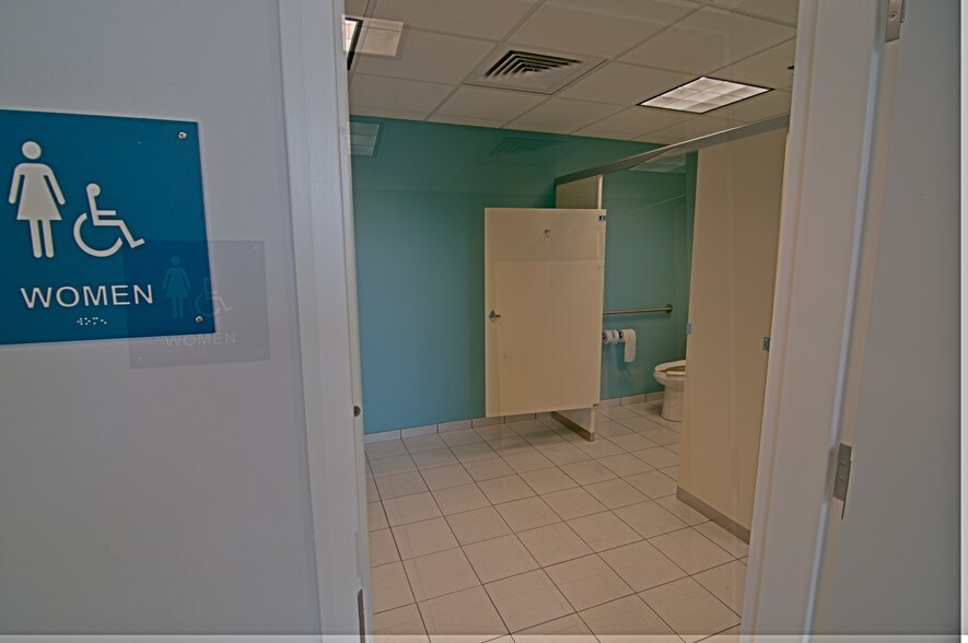 More Photos Of 225 Hess Rd, Grasonville Light Distribution For Sale