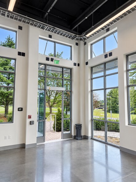 More Photos Of 645 Wemple Rd, Glenmont Warehouse For Lease