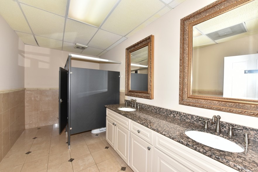 More Photos Of 3120 Medlock Bridge Rd, Peachtree Corners Light Distribution For Sale