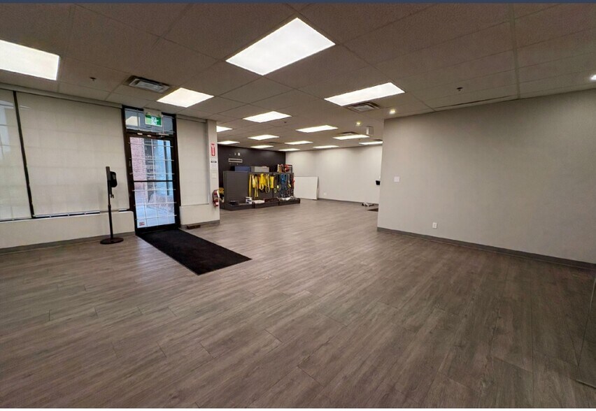 More Photos Of 1750 Courtneypark Dr E, Mississauga Showroom For Lease