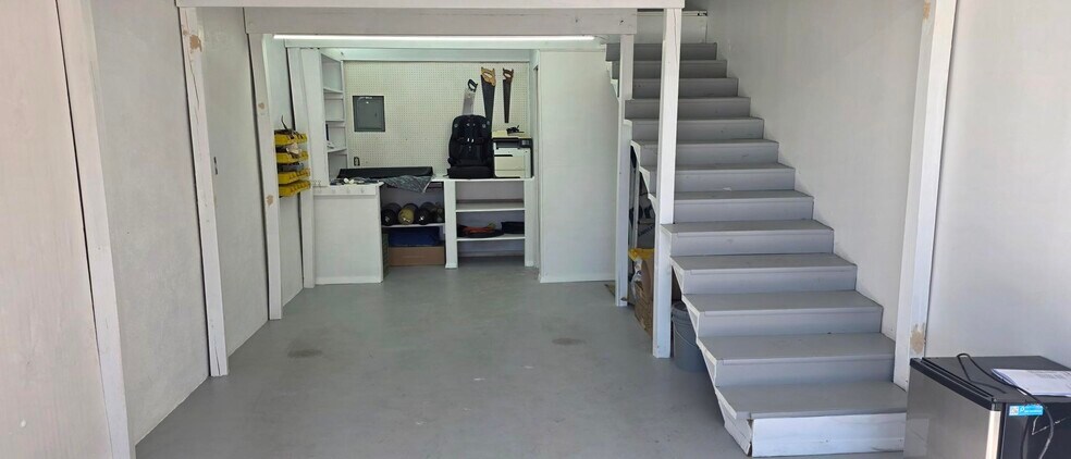 More Photos Of 1133 Industrial Blvd, Naples Manufacturing For Lease