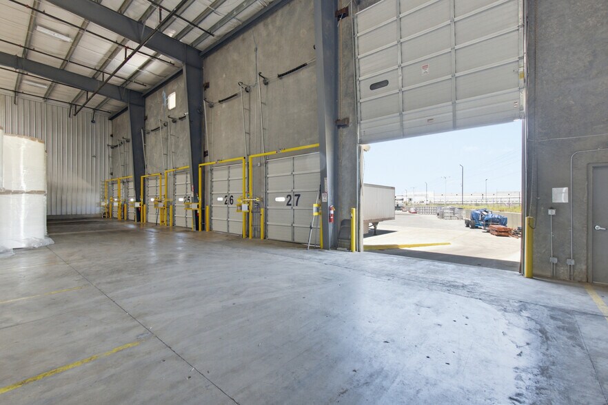 More Photos Of 14206 Mercury Dr, Laredo Distribution For Lease
