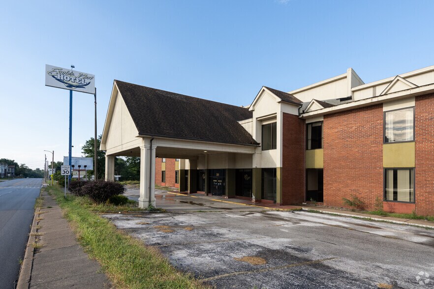 More Photos Of 300 S 3rd, Quincy Hotel For Sale