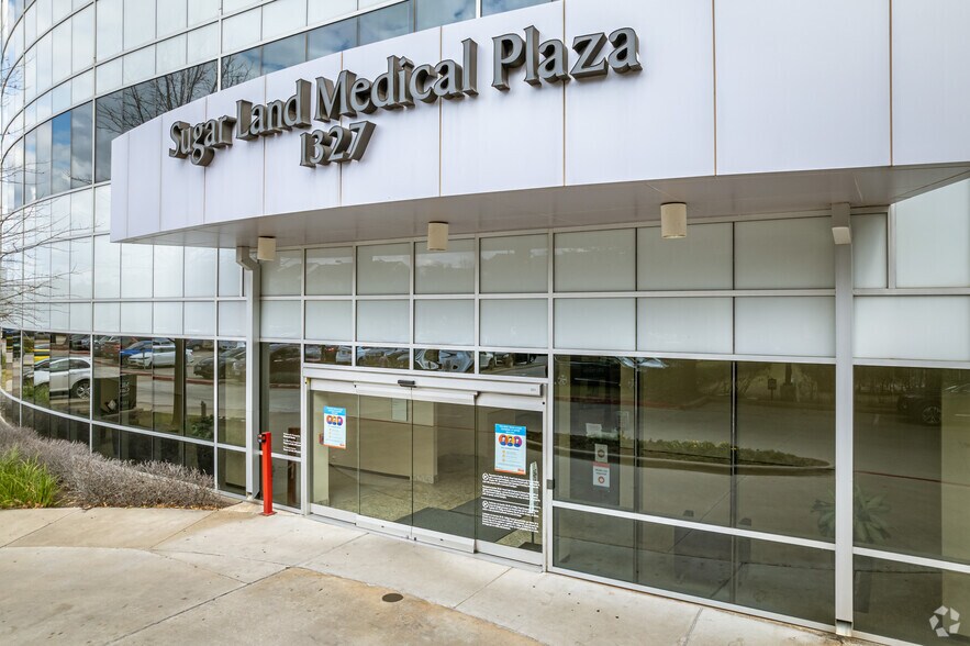 More Photos Of 1327 Lake Pointe Pky, Sugar Land Medical For Lease
