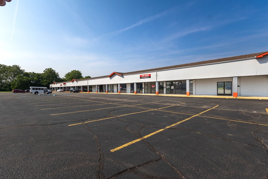 More Photos Of 4702-4740 Century Plaza Rd, Indianapolis Unknown For Lease