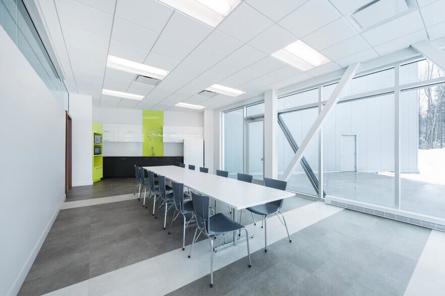 More Photos Of 50 Rue Jean-Paul-Cayer, Blainville Distribution For Lease