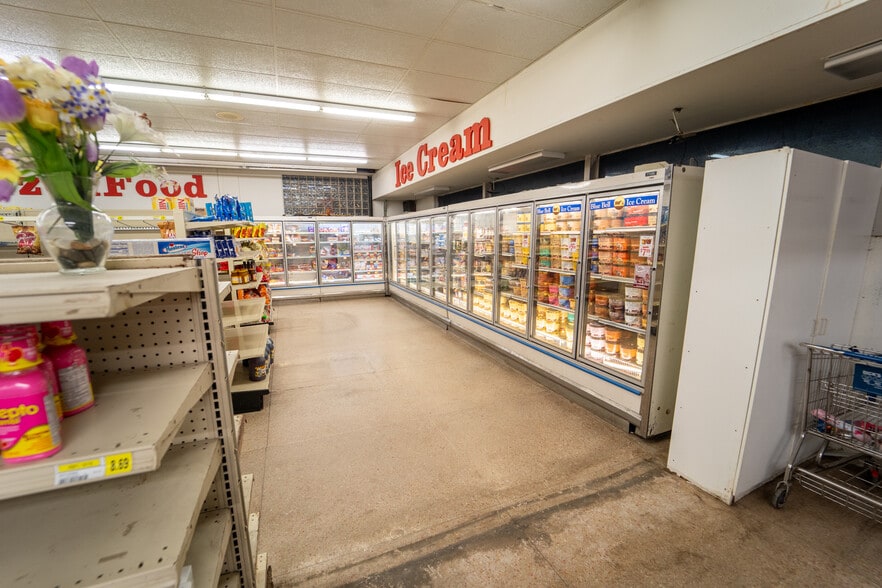 More Photos Of 1302 E Crestwood Dr, Victoria Storefront For Sale