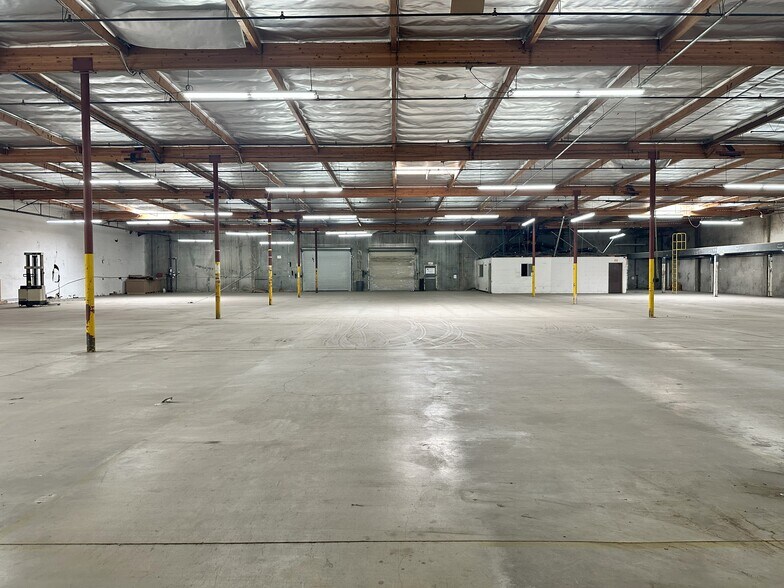 More Photos Of 12882 Pierce St, Pacoima Warehouse For Lease