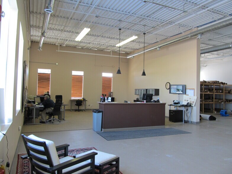 More Photos Of 500-540 W 5th Ave, Naperville Showroom For Lease