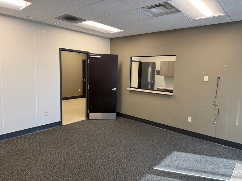 More Photos Of 209 E Emory Rd, Powell Medical For Lease
