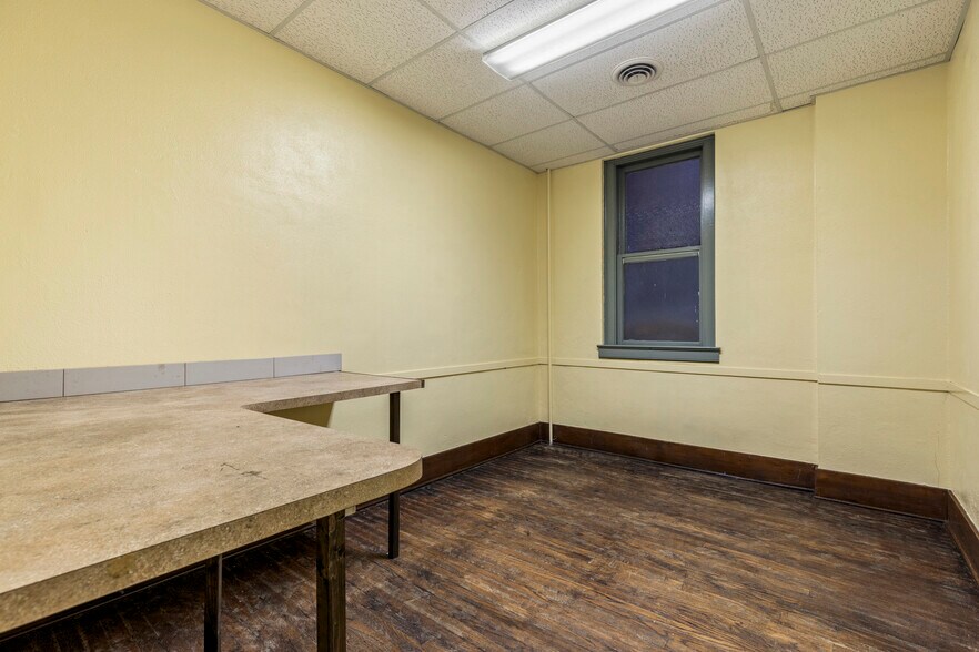 More Photos Of 115-117 W Grand Ave, Tonkawa Storefront Retail Office For Sale