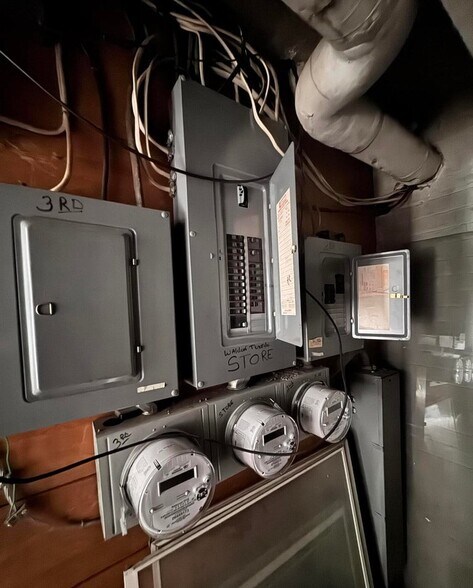 More Photos Of 204 Lancaster St, Albany Storefront Retail Residential For Sale