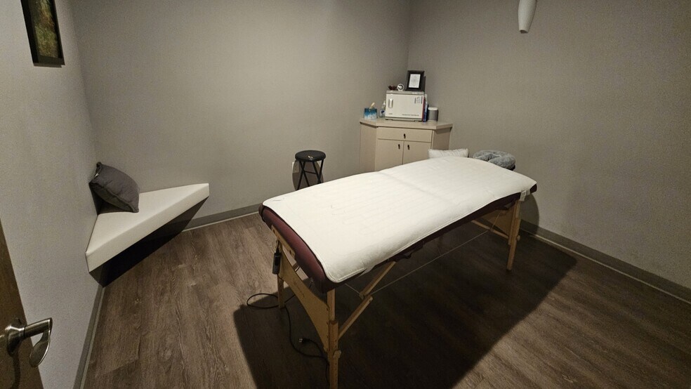 More Photos Of 1322-1324 Vandercook Way, Longview Office For Lease