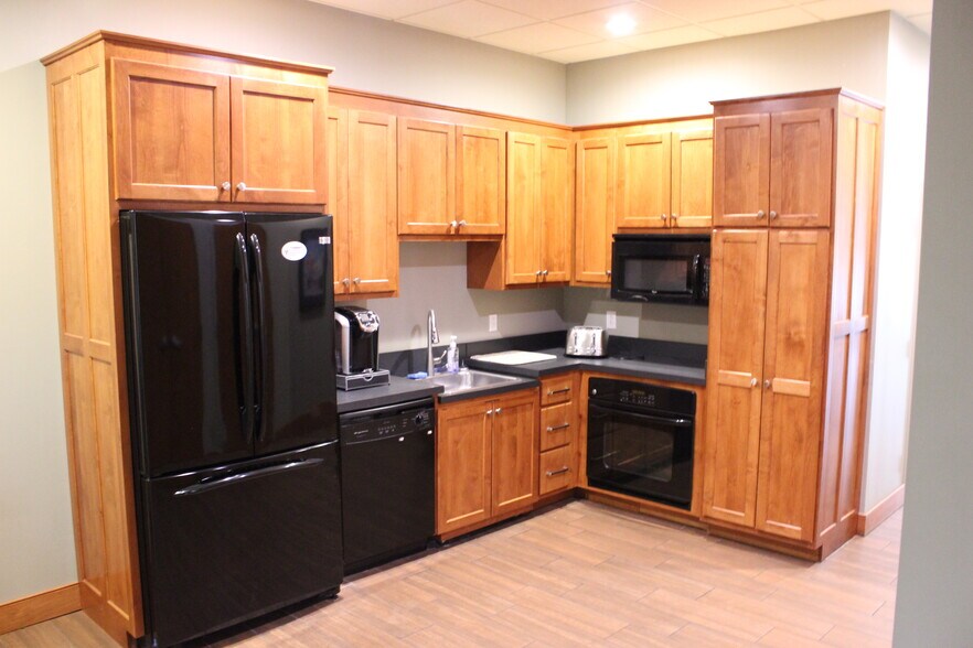 More Photos Of 2801-2807 Ackley Ave, Richmond Office For Lease