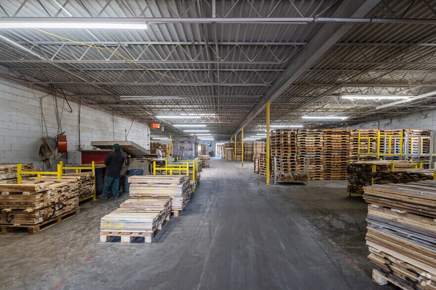 More Photos Of 2463-2517 S Riverside Dr, Fort Worth Manufacturing For Lease