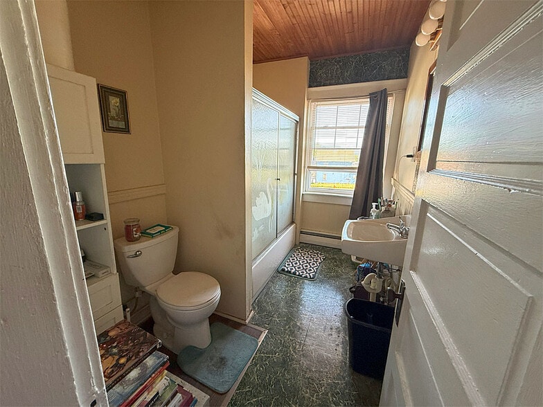 More Photos Of 86 Strongs Ave, Rutland Freestanding For Sale