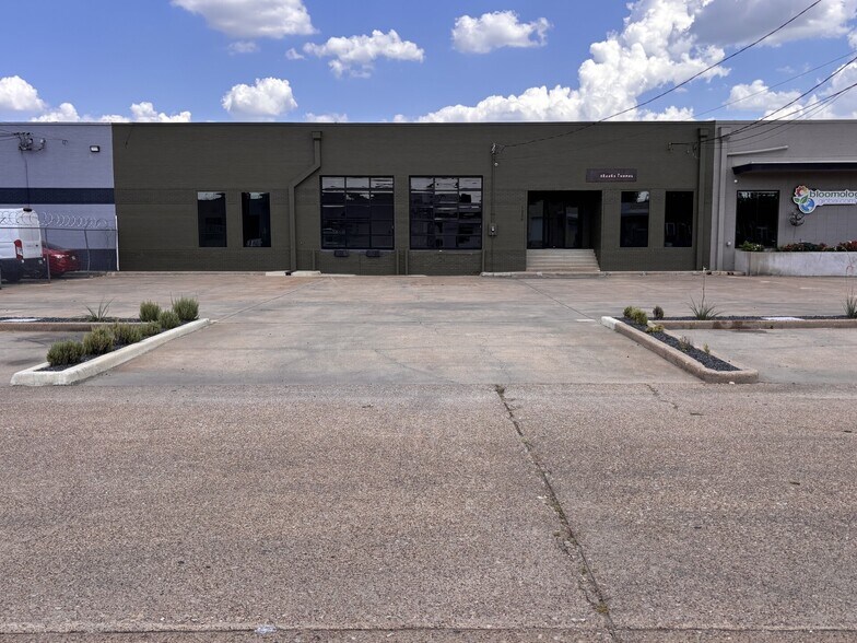 Primary Photo Of 1336 Crampton St, Dallas Distribution For Lease
