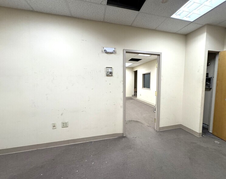 More Photos Of 4 Betty St, Everett Flex For Lease