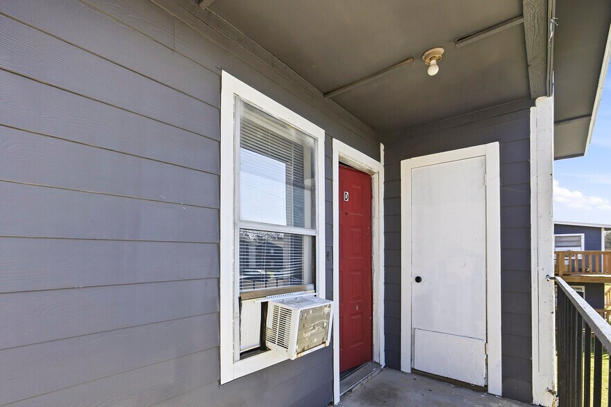 More Photos Of 1105 Westwood Ln, Giddings Apartments For Sale