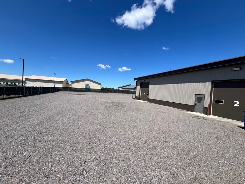 More Photos Of 20021 Edison Cir, Clearwater Warehouse For Lease