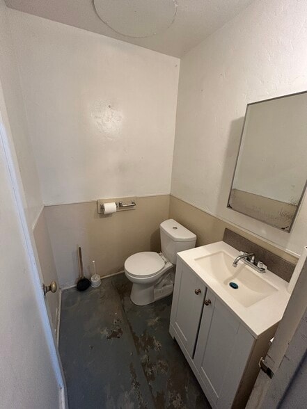 More Photos Of 227 Commission St, Salinas Showroom For Sale