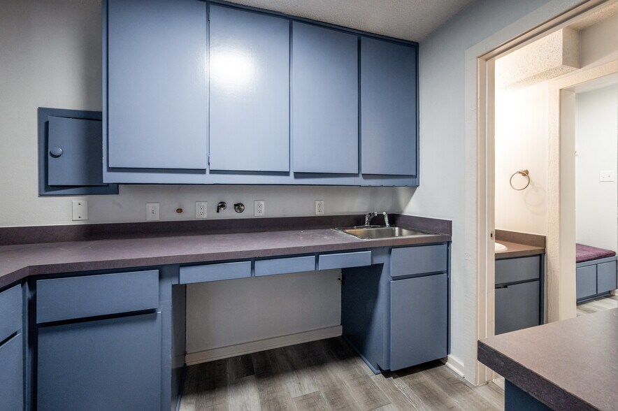 More Photos Of 1725 Cimarron Trl, Hurst Medical For Lease