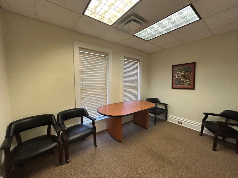 More Photos Of 520 N Walnut St, Bloomington Office For Lease