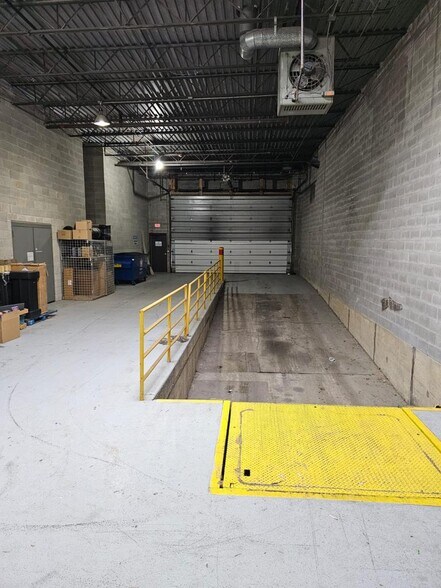 More Photos Of 8310-8350 S Madison St, Burr Ridge Light Distribution For Lease